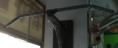 PULL-UP BAR WITH BOXING BAG HOCK AND SCREW