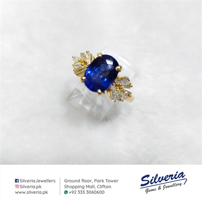 Blue sapphire ring in 21kt yellow gold