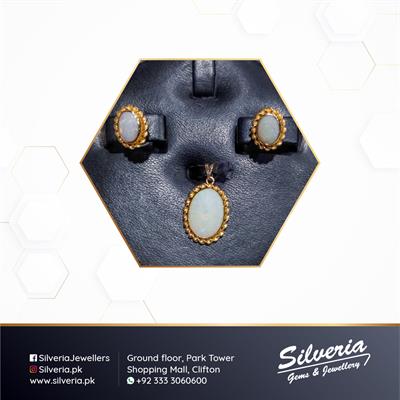 Pendant Set with natural Opal in 21kt gold