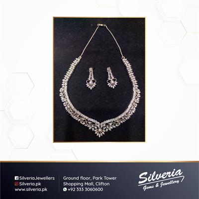 Necklace set in silver