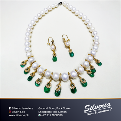 Genuine freshwater cultured pearls necklace set in 21kt Gold