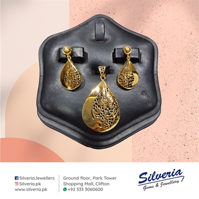 Pendant set in 22kt Gold with floral pattern in Filligiri workmanship