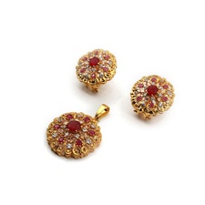 Adorable Gold plated Floral shaped pendant set