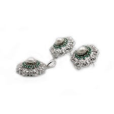 Round floral shaped pendant set