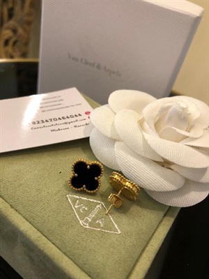 VCA black S studs earrings