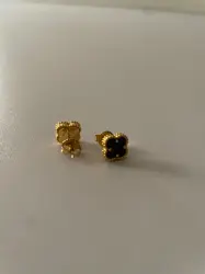 VCA black S studs earrings