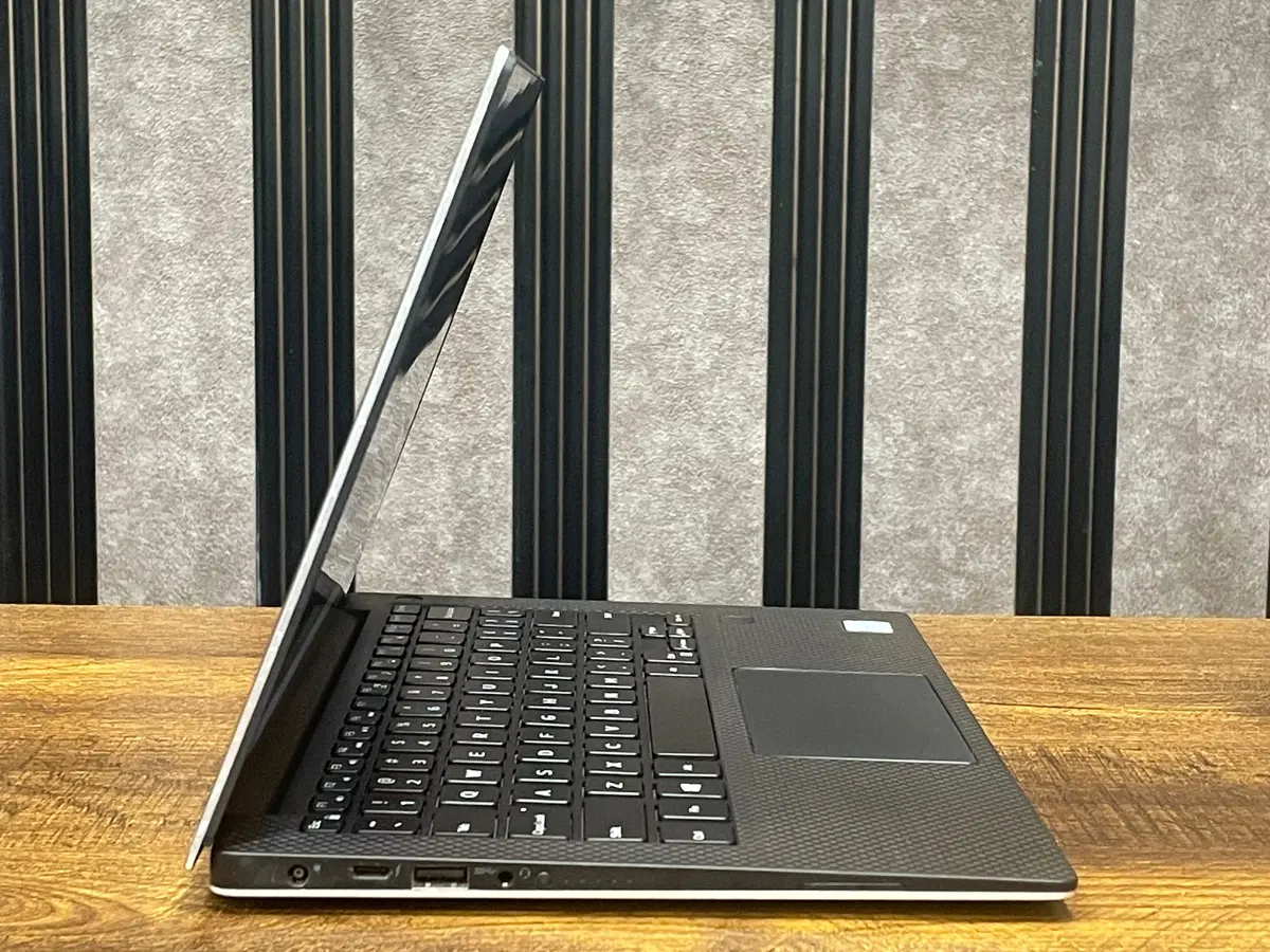 Dell XPS 13 9360 Core-i5 7200U 13 inch Laptop.