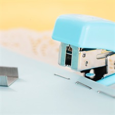 DELI E0353 Mini Colour Stapler with Stapler Pins