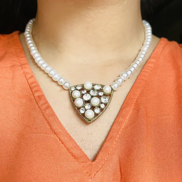 Triangle charm pearl necklace (HMN080)