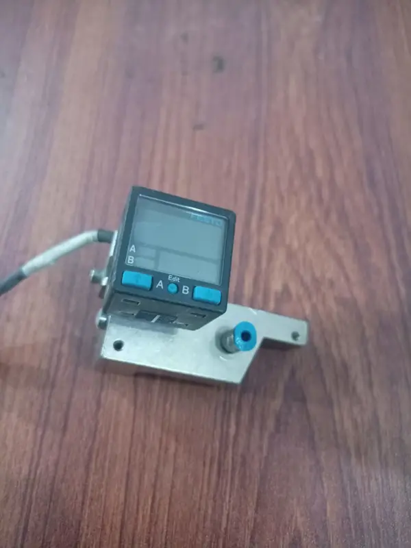 FESTO SPAB-B2R-G18-2P-M8 Pressure Sensor