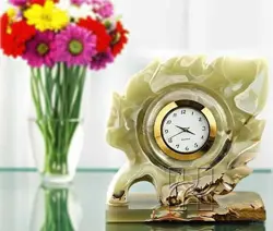 Green Onyx Maple Leaf Desk Clock – Handcrafted Natural Stone Art for Office or Home