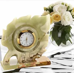 Green Onyx Maple Leaf Desk Clock – Handcrafted Natural Stone Art for Office or Home